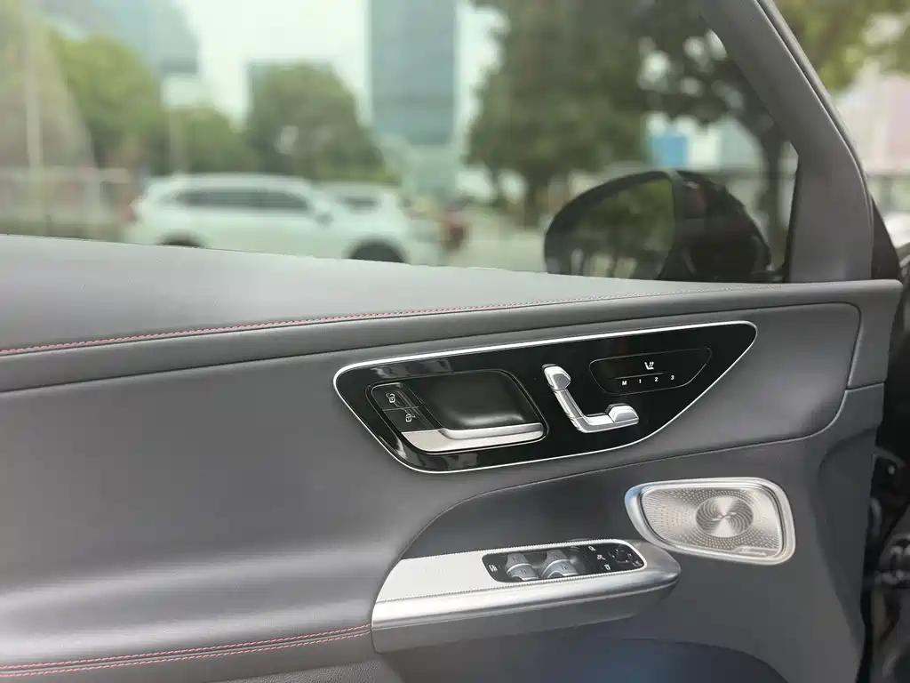 Mercedes-Benz GLC AMG 2025 — фото 12