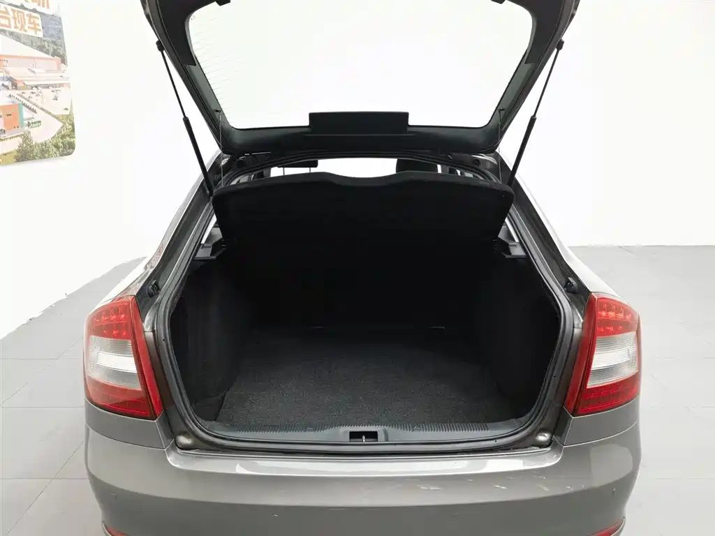 Skoda Octavia 2012 — фото 16