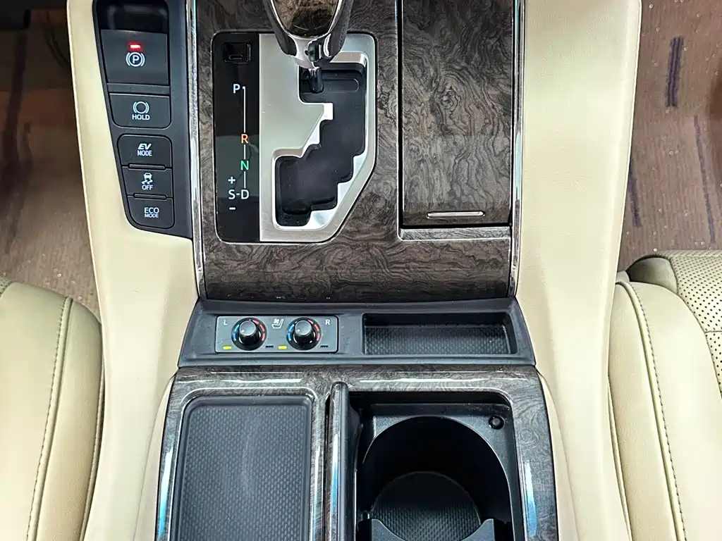 Toyota Alphard 2021 — фото 18