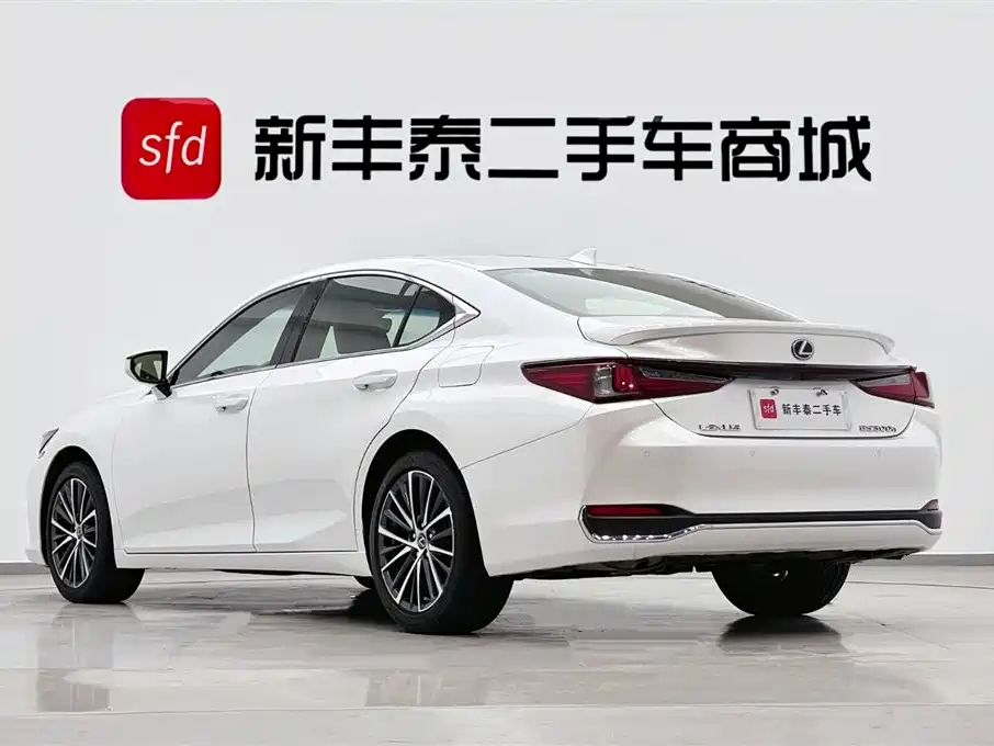Lexus ES 2023