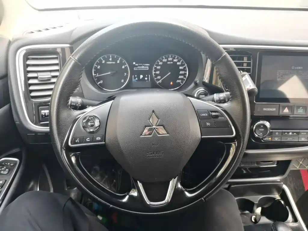 Mitsubishi Outlander 2020 — фото 11