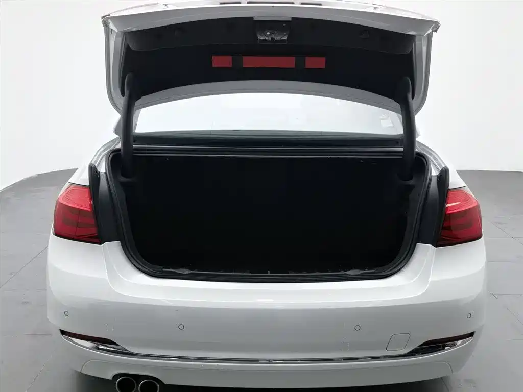 BMW 3 Series 2017 — фото 16