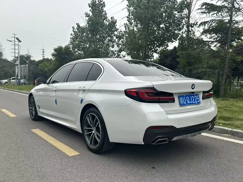BMW 5 Series 2021 — фото 10