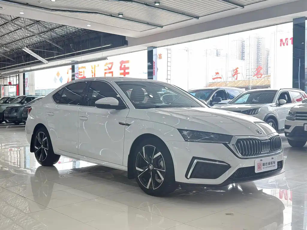 Skoda Octavia 2023 — фото 3