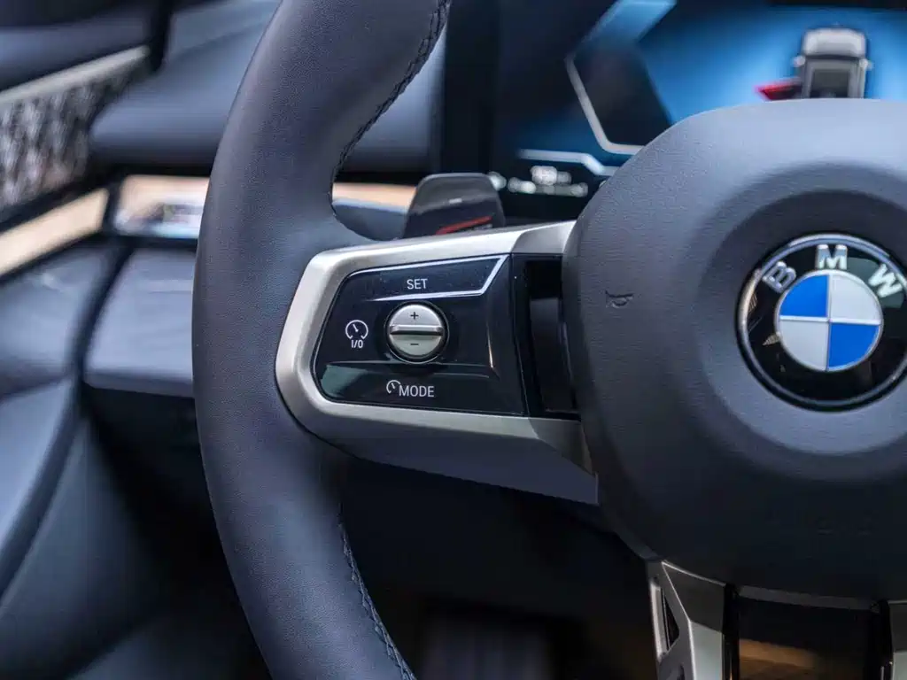 BMW 5 Series 2025 — фото 14