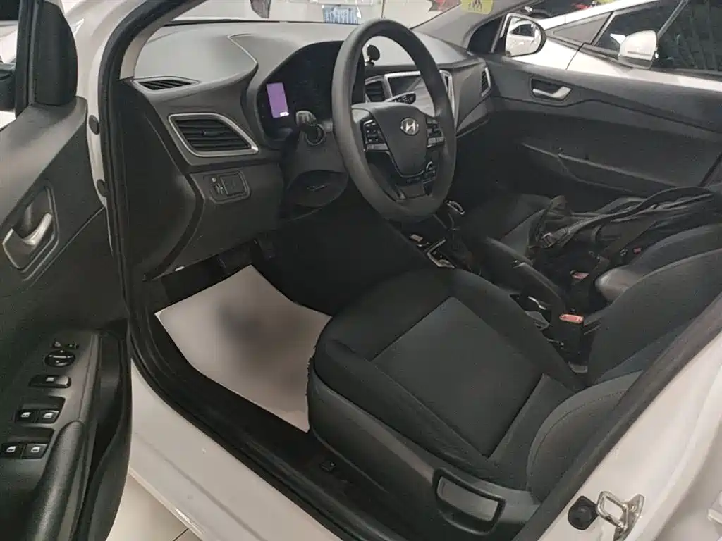 Hyundai Verna 2017 — фото 16