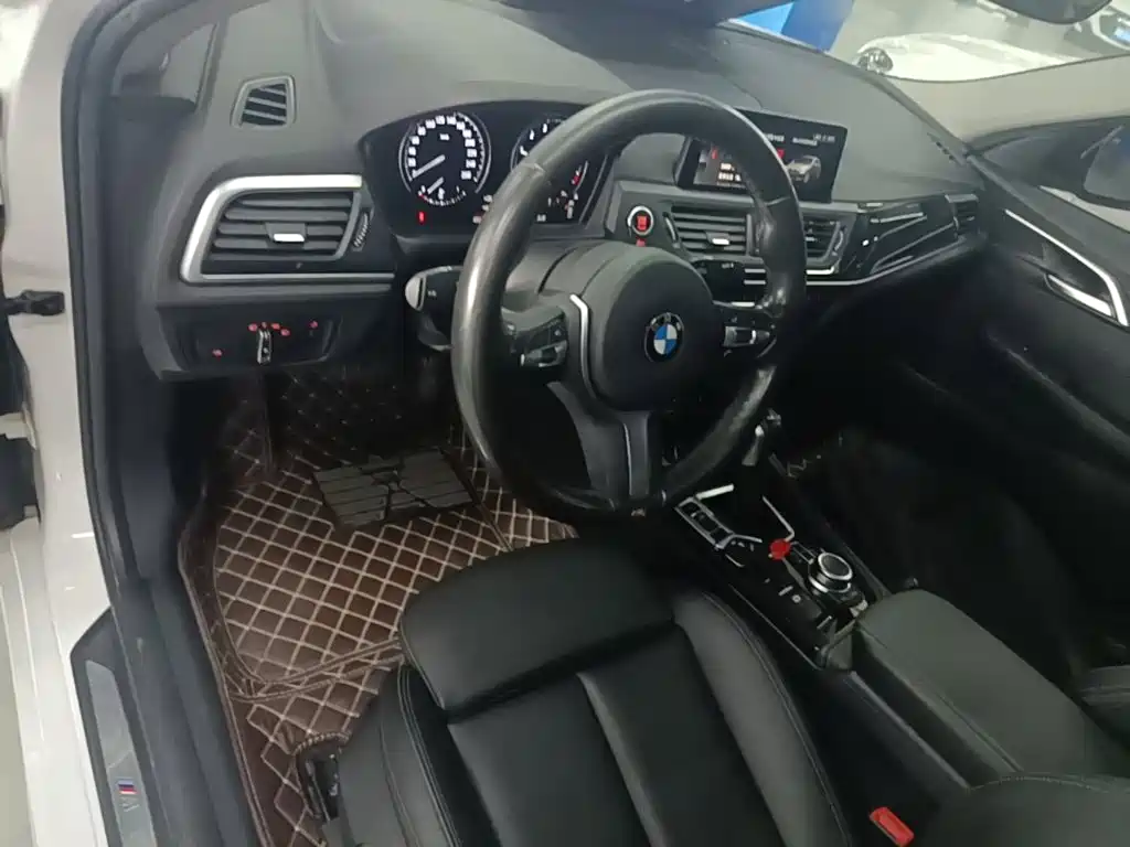 BMW 1 Series 2019 — фото 10