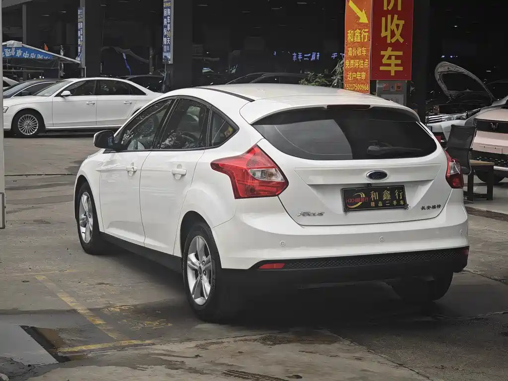 Ford Focus 2013 — фото 11