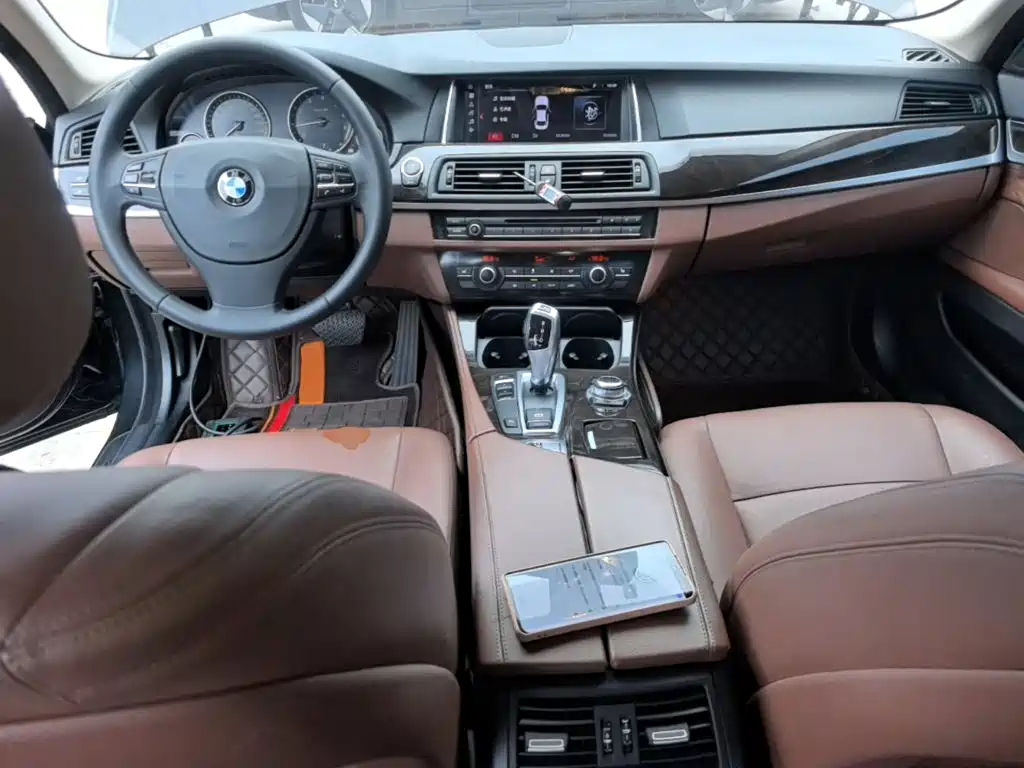 BMW 5 Series 2015 — фото 10
