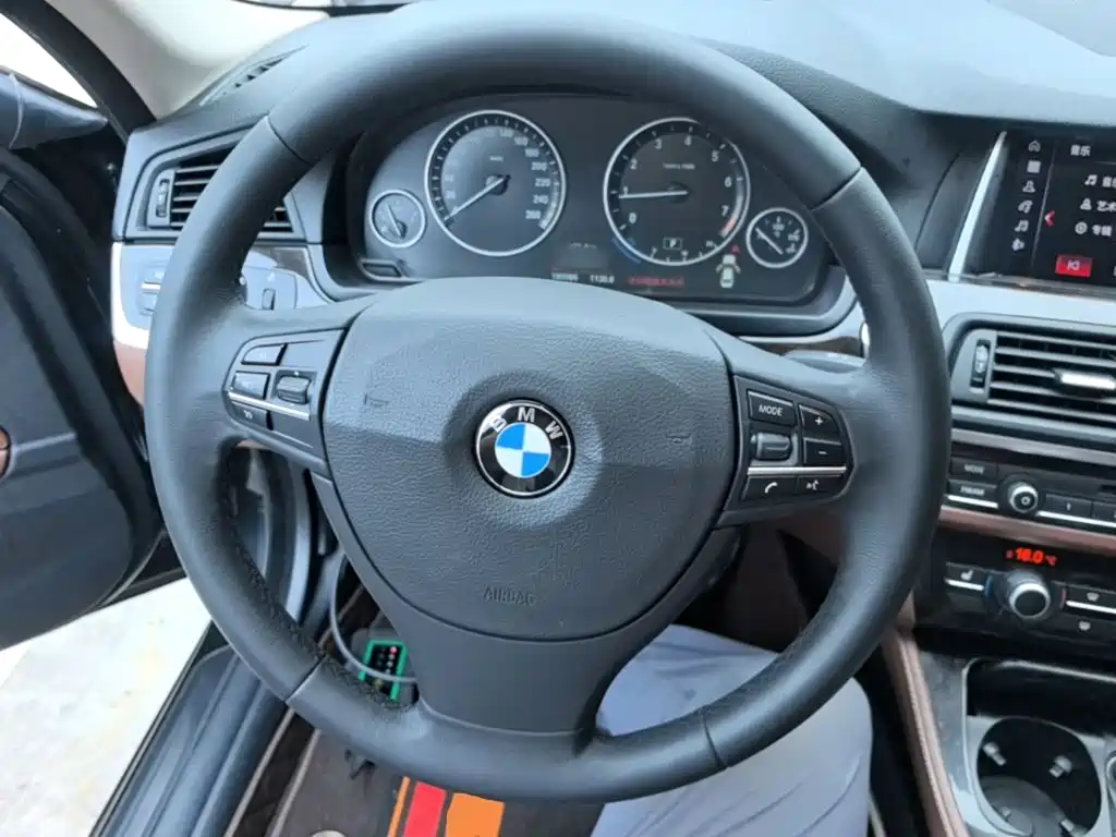 BMW 5 Series 2015 — фото 11