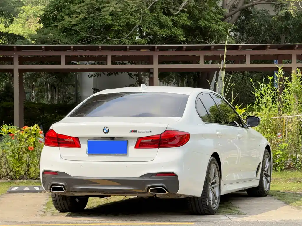 BMW 5 Series 2018 — фото 20