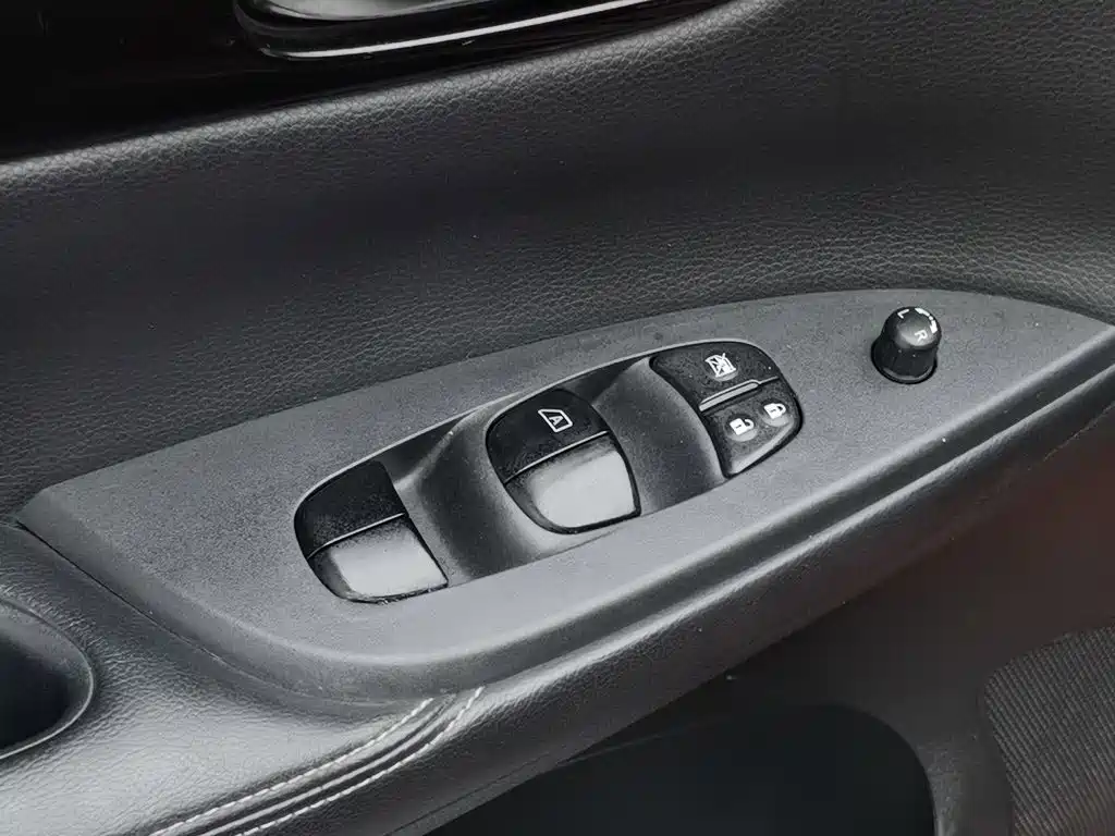 Nissan Tiida 2017 — фото 9