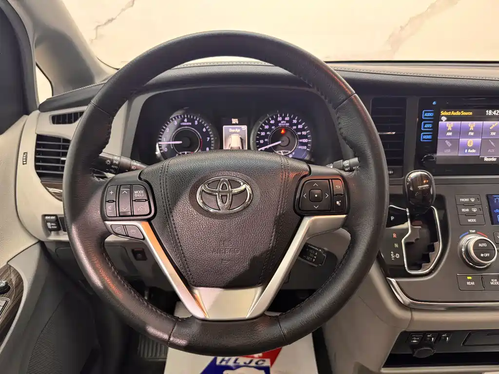 Toyota Sienna 2017 — фото 11