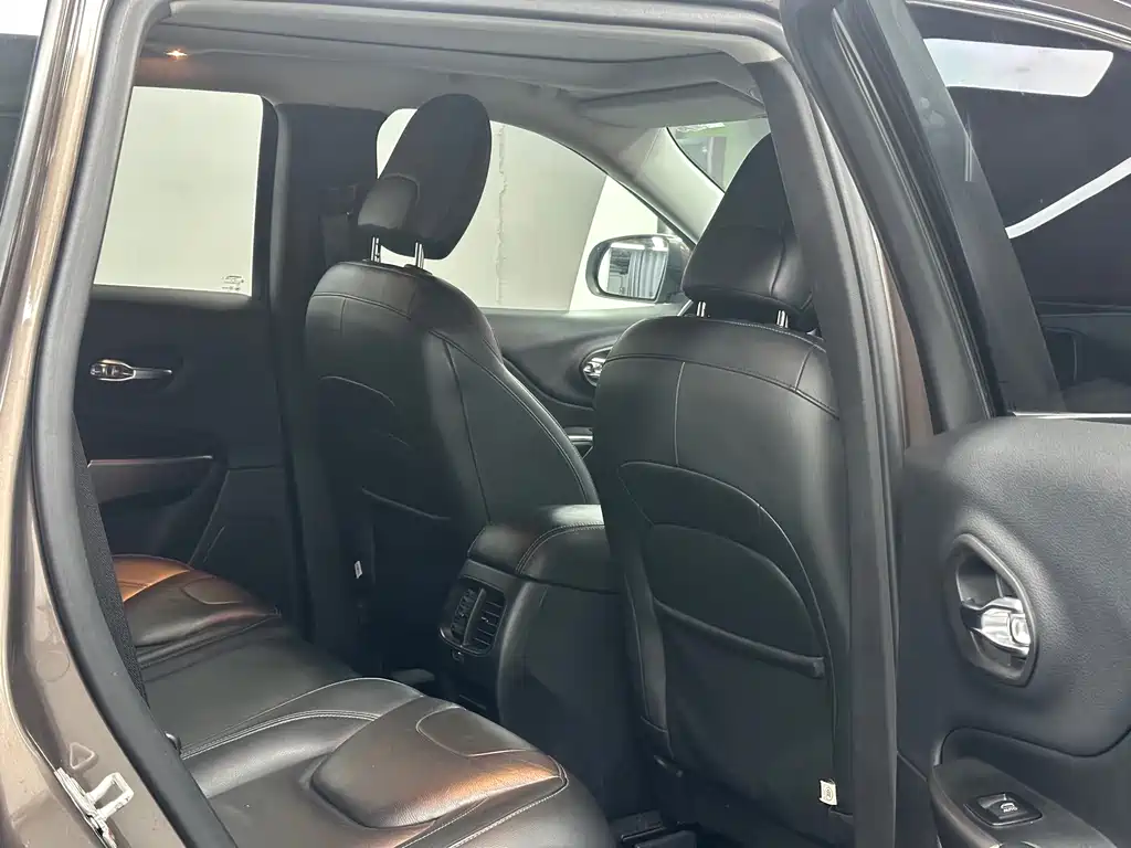 Jeep Cherokee 2019 — фото 13