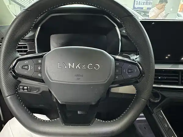 Lynk & Co 06 2023