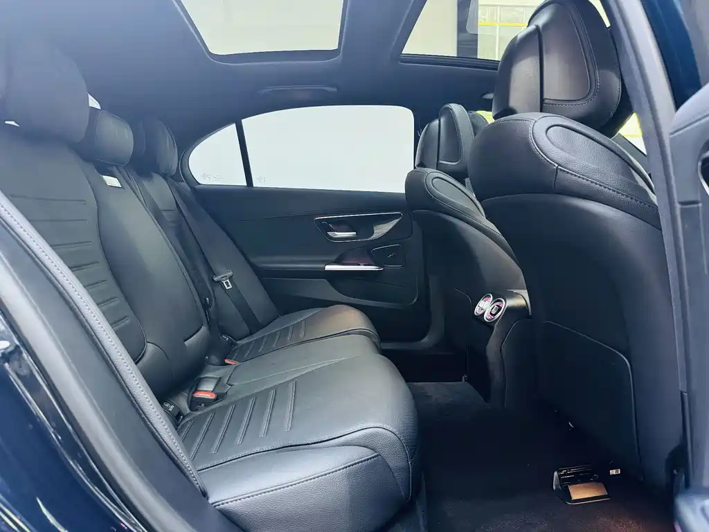 Mercedes-Benz C-Class 2025 — фото 14