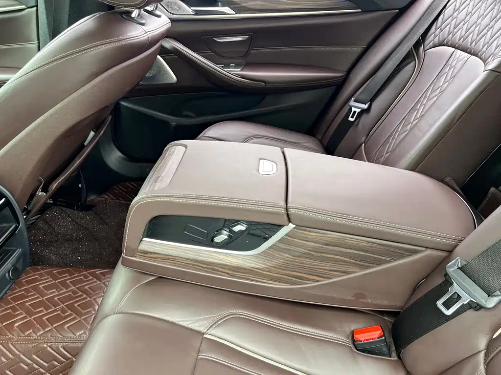 BMW 5 Series New Energy 2018 — фото 18
