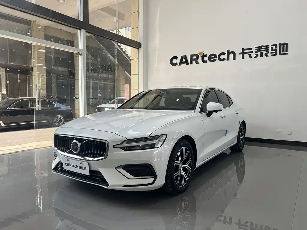 Volvo S60 2023 — фото 1