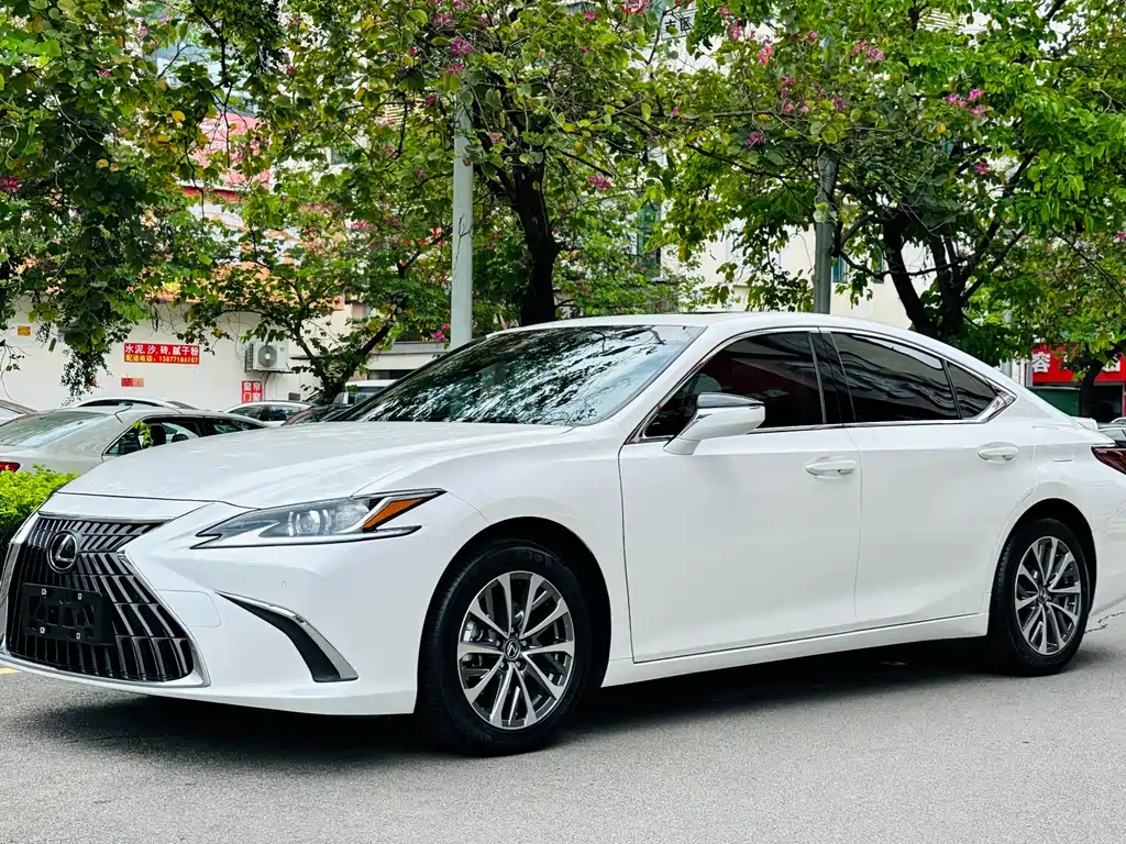 Lexus ES 2023 — фото 1