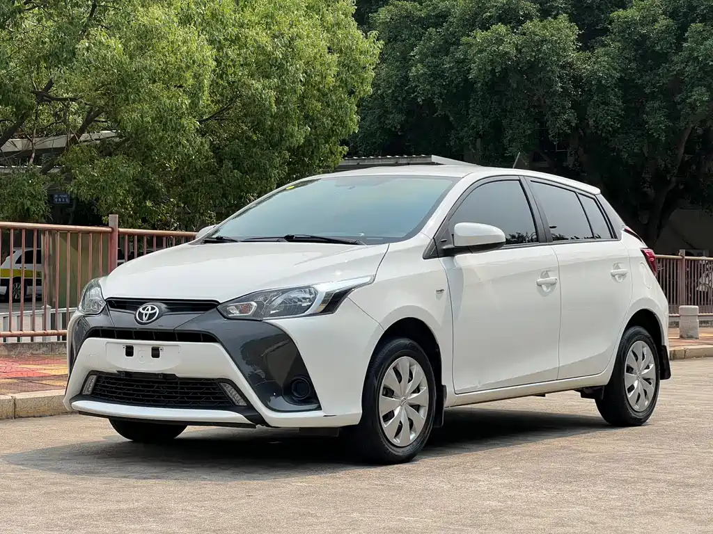 Toyota Yaris L 2022 — фото 1