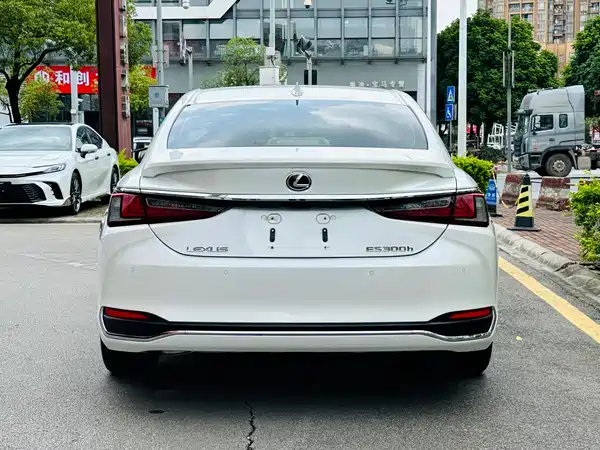 Lexus ES 2022