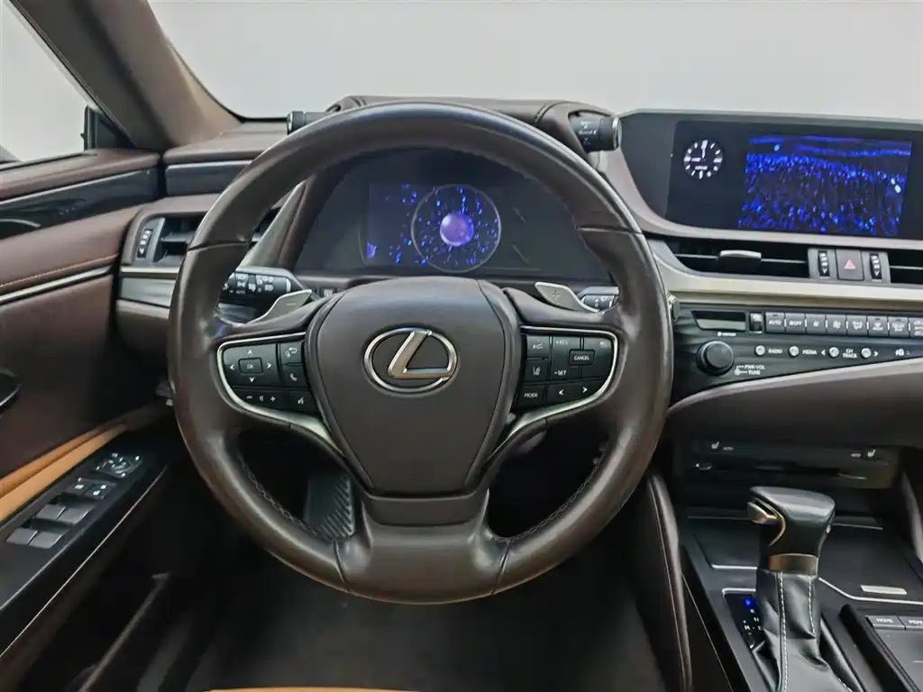 Lexus ES 2020 — фото 11