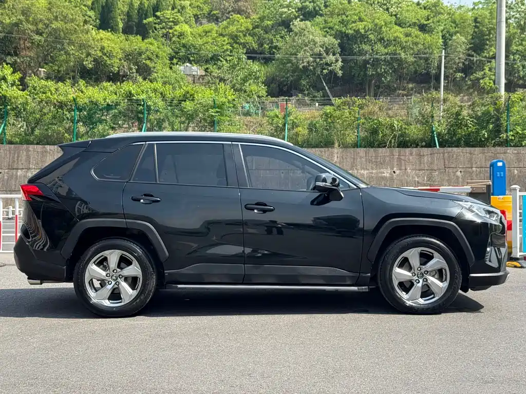 Toyota RAV4 2022 — фото 4