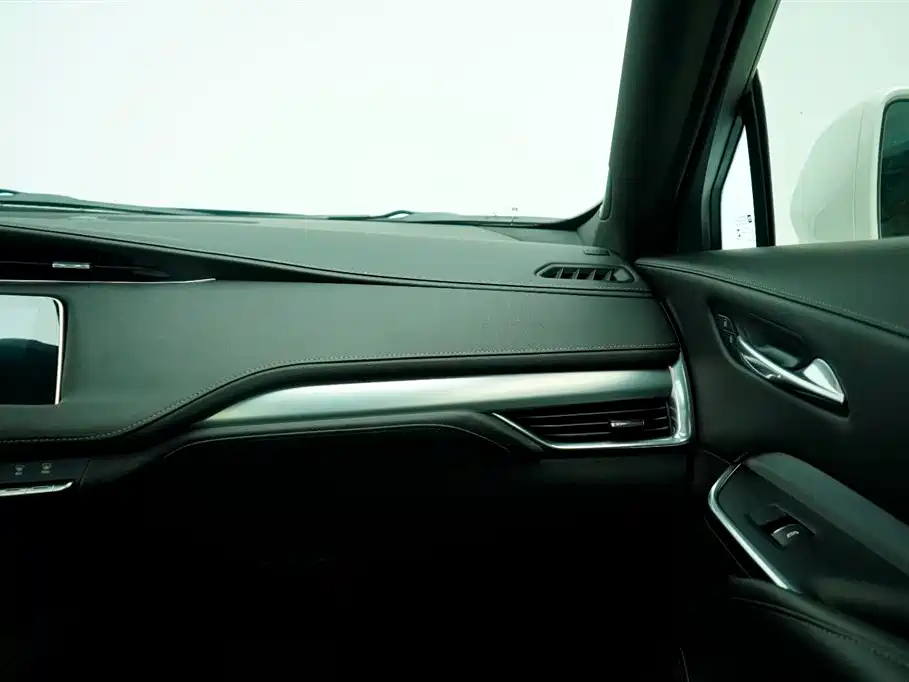 Cadillac XT4 2022 — фото 3