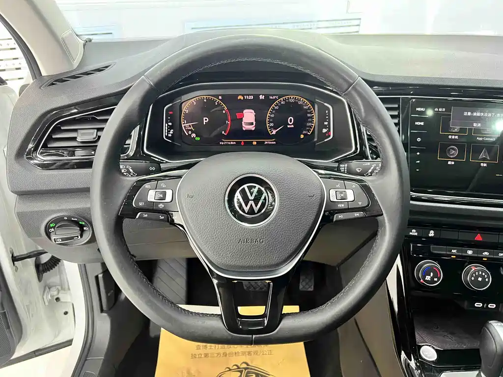 Volkswagen T-Roc 2023 — фото 10