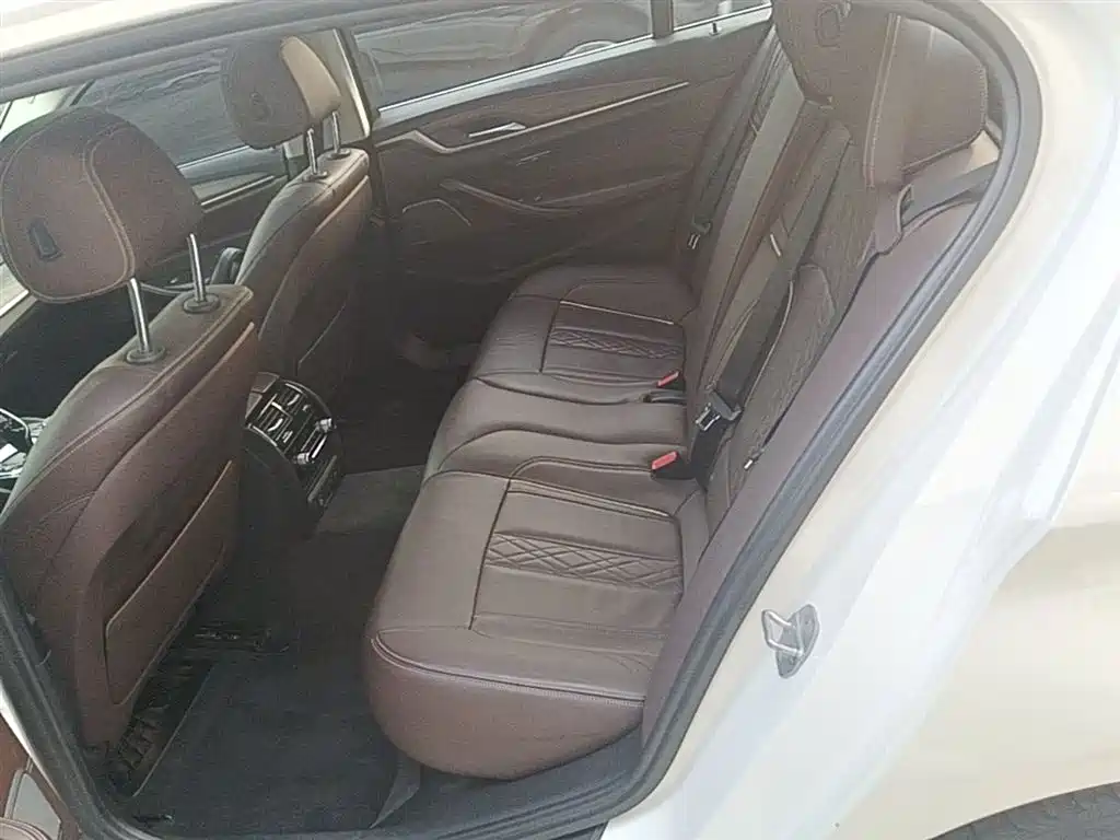 BMW 5 Series 2018 — фото 17