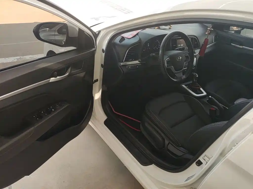 Hyundai Elantra 2016 — фото 16