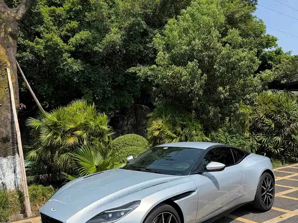 Aston Martin DB11 2018
