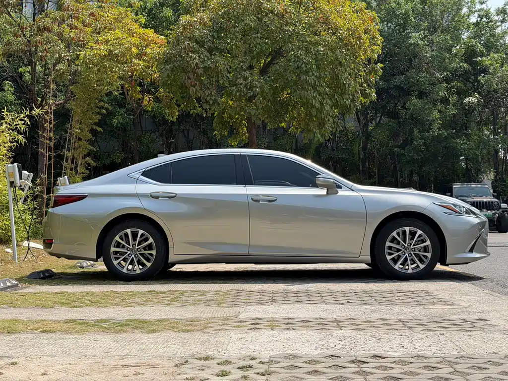 Lexus ES 2022 — фото 4