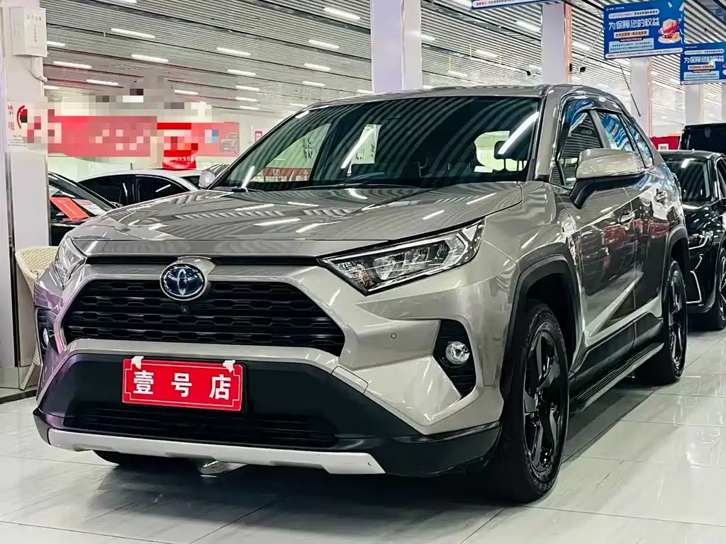 Toyota RAV4 2021 — фото 1