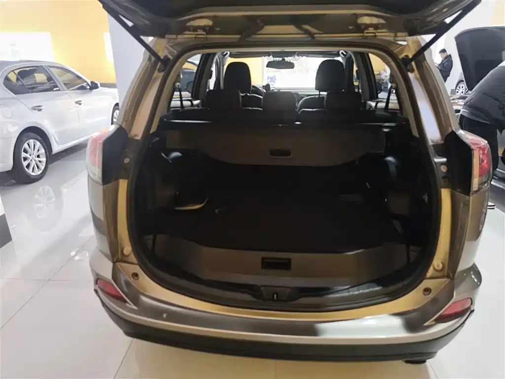 Toyota RAV4 2017 — фото 15