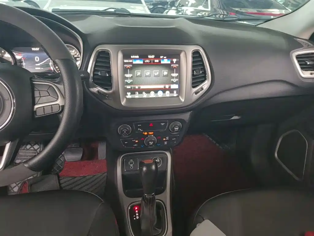 Jeep Compass 2018 — фото 13