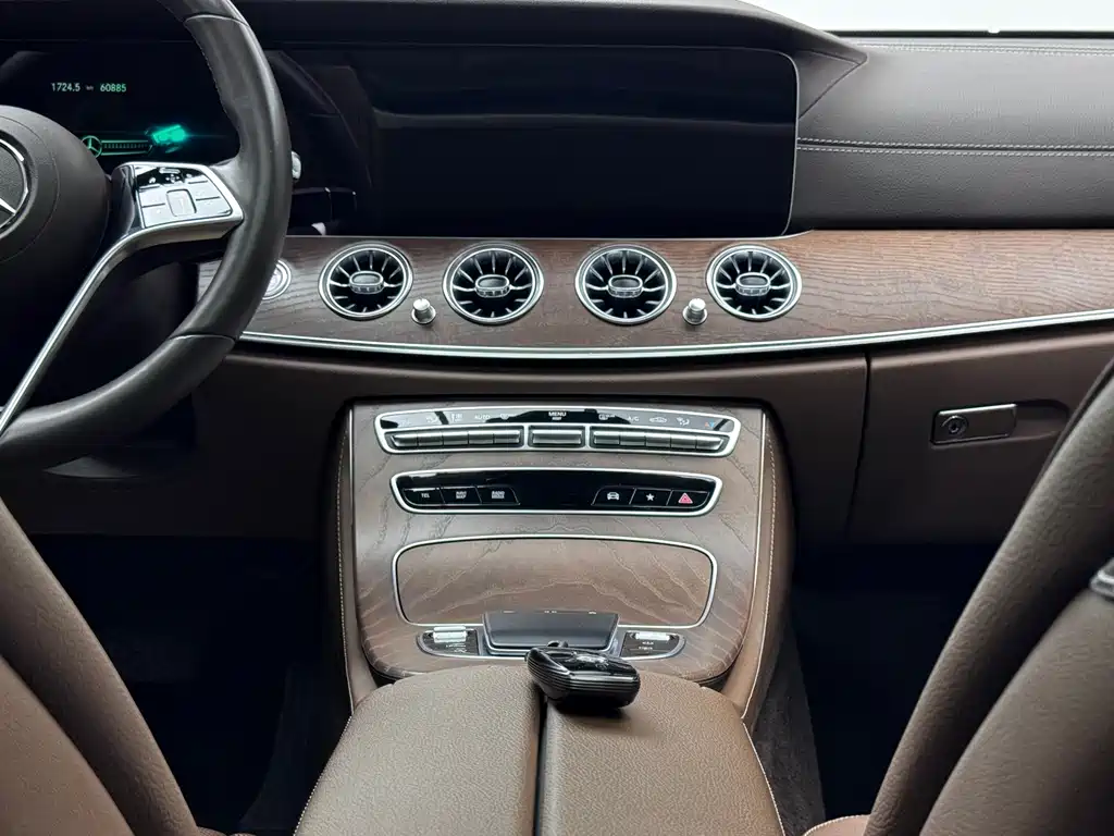 Mercedes-Benz E-Class 2021 — фото 16