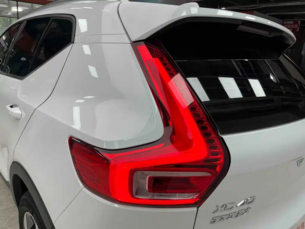 Volvo XC40 2023 — фото 19