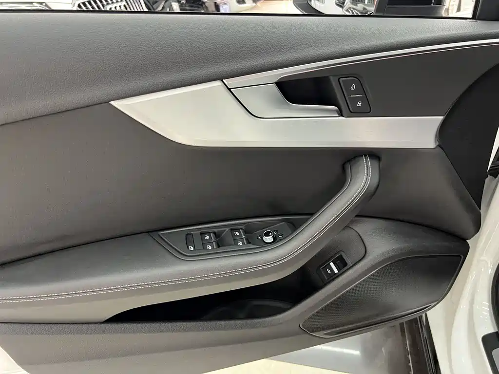 Audi A4L 2023 — фото 10