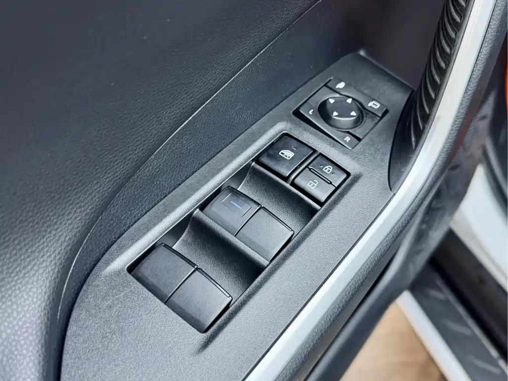 Toyota RAV4 2022 — фото 11