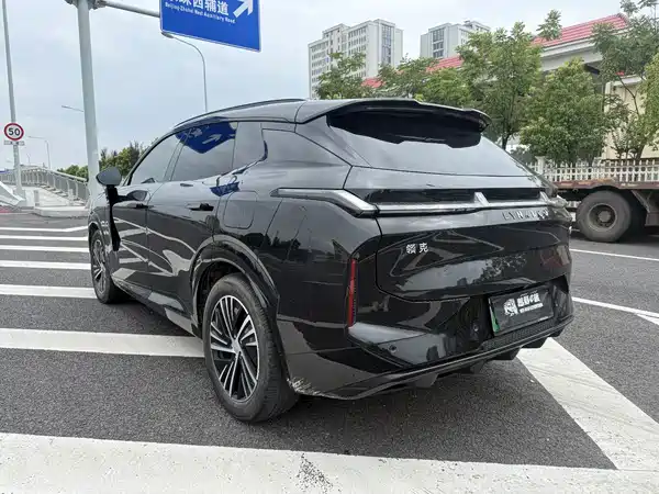 Lynk & Co 08 EM-P 2024