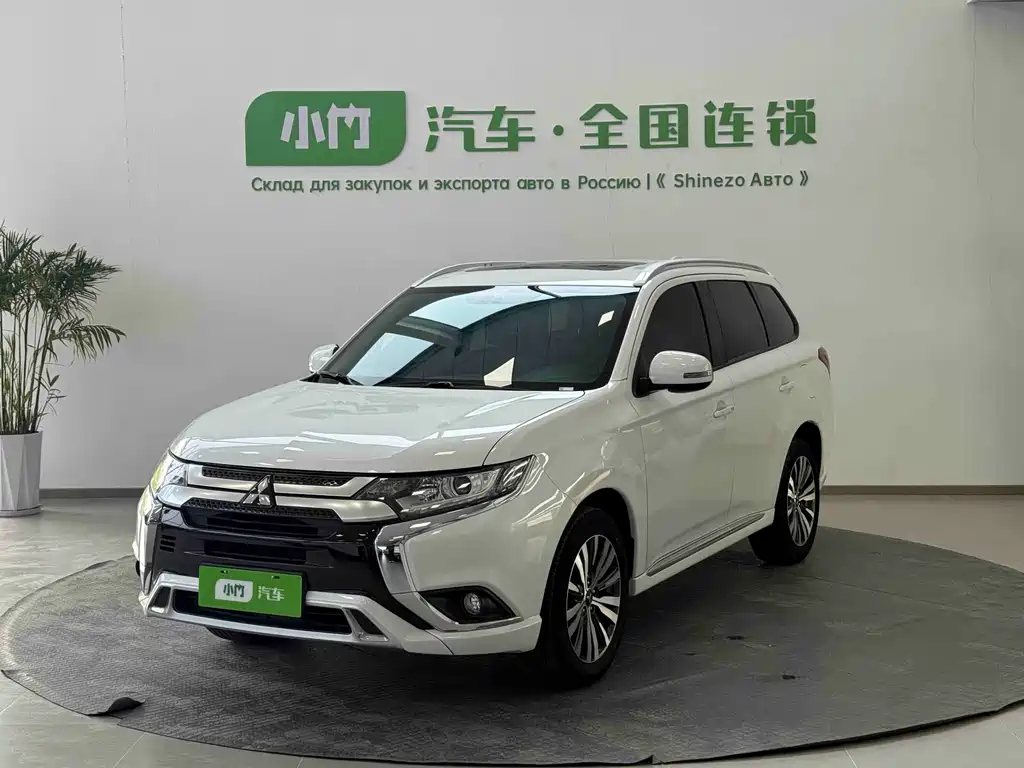 Mitsubishi Outlander 2022 — фото 1