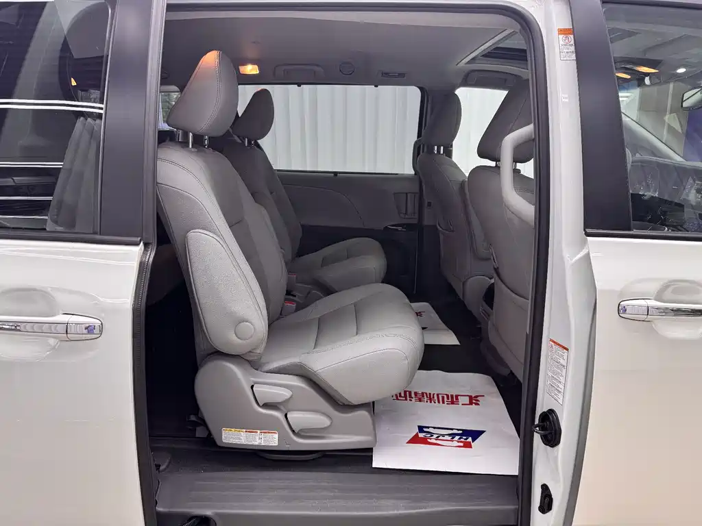 Toyota Sienna 2017 — фото 18