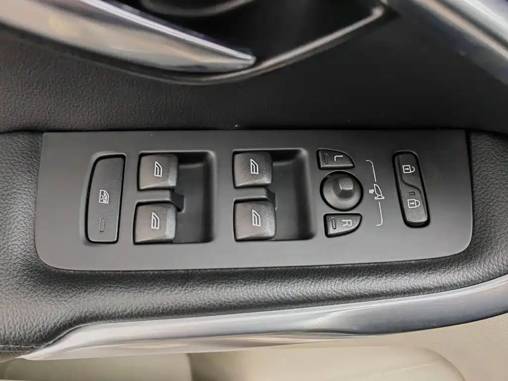 Volvo V40 2015 — фото 9