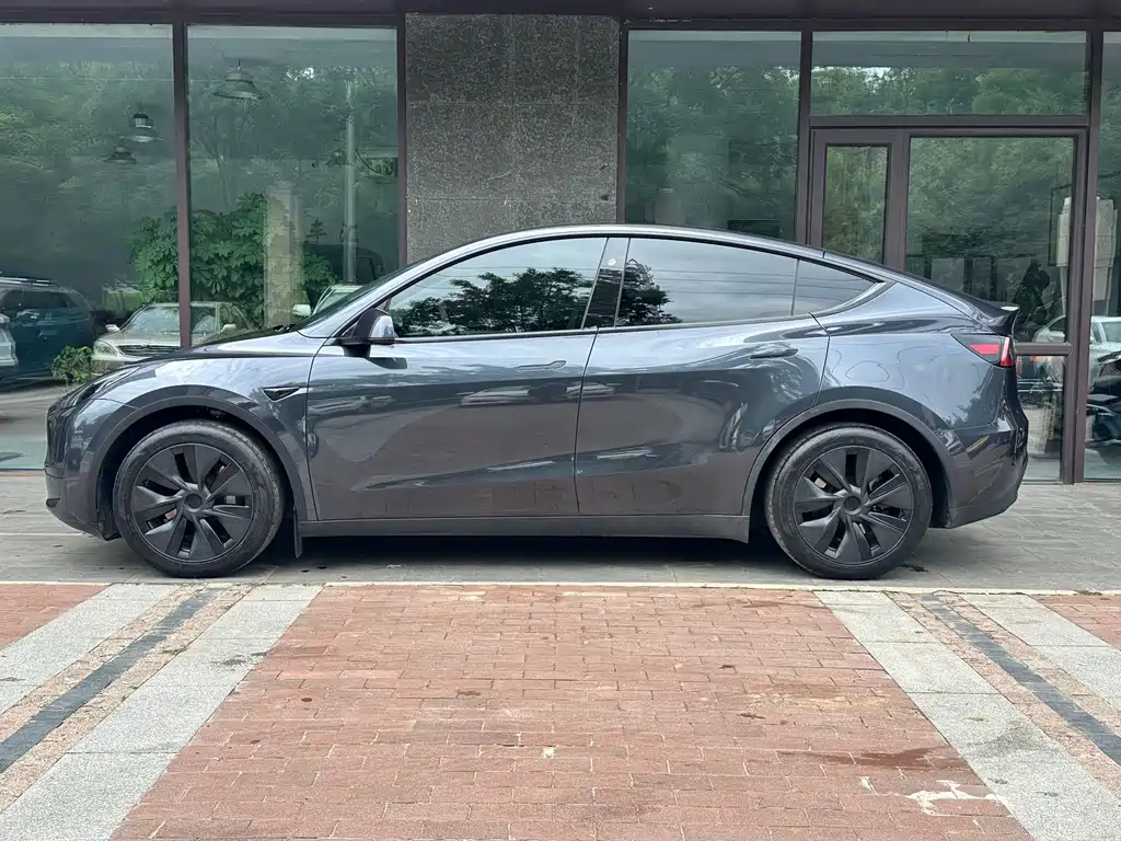 Tesla Model Y 2024 — фото 5