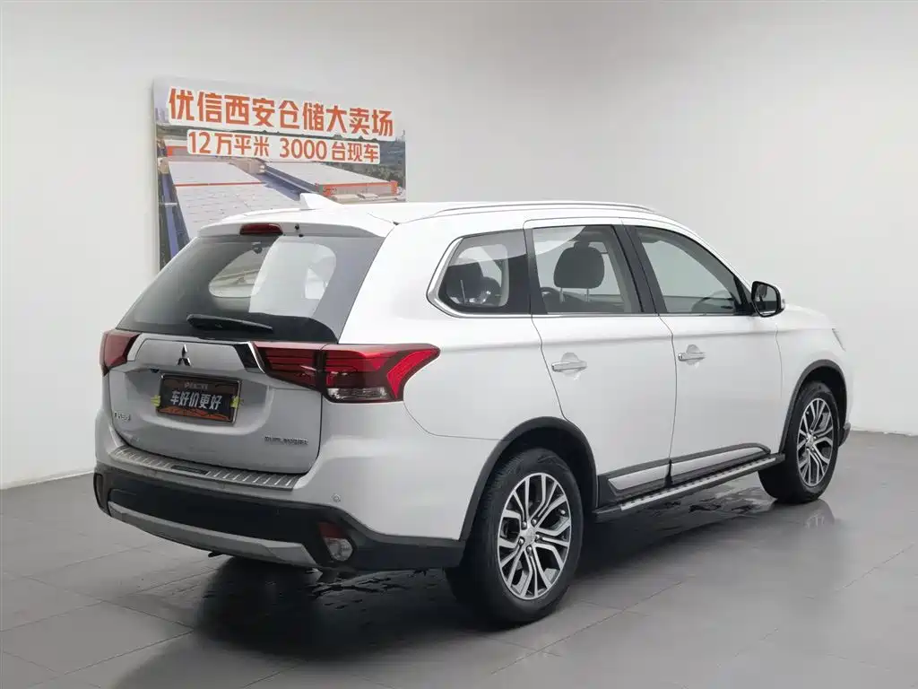 Mitsubishi Outlander 2017 — фото 2