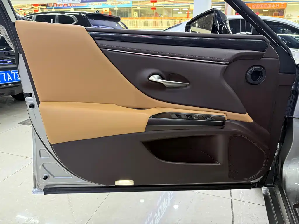 Lexus ES 2019 — фото 10