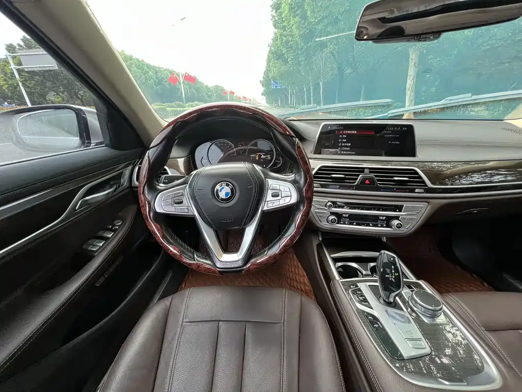 BMW 7 Series 2018 — фото 8