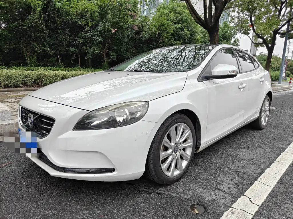 Volvo V40 2015 — фото 1