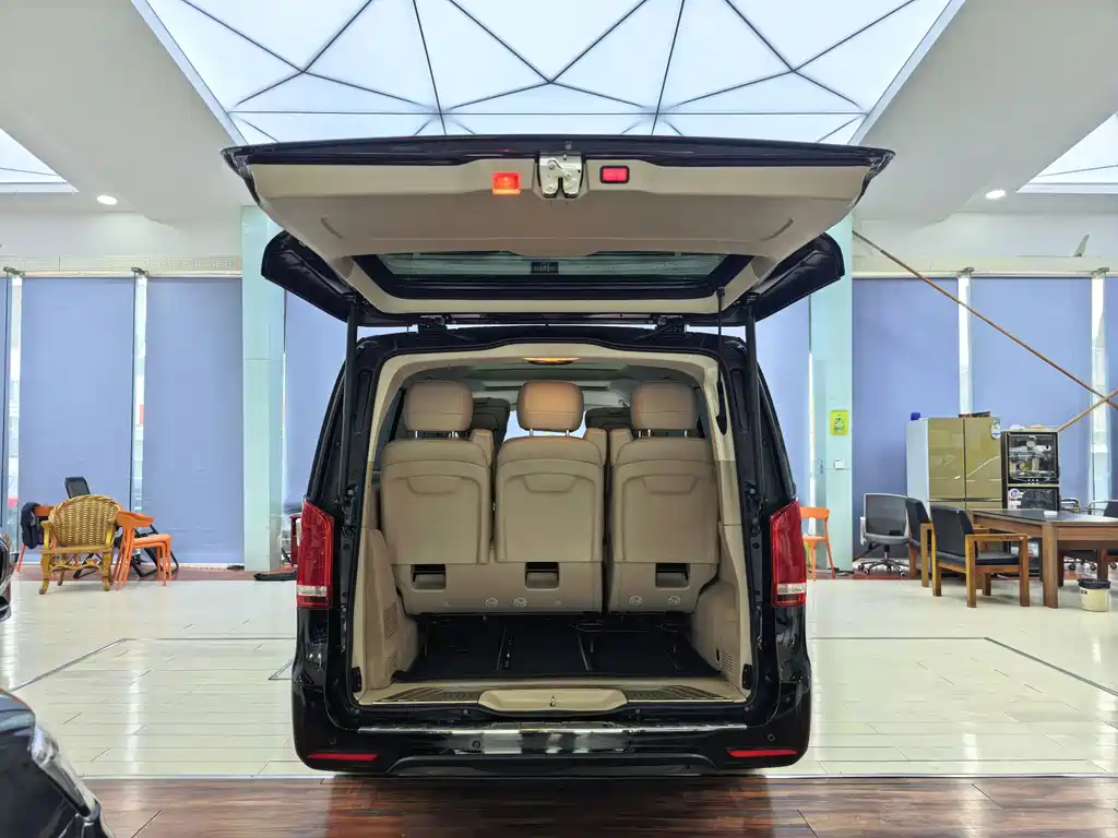 Mercedes-Benz V-Class 2024 — фото 15